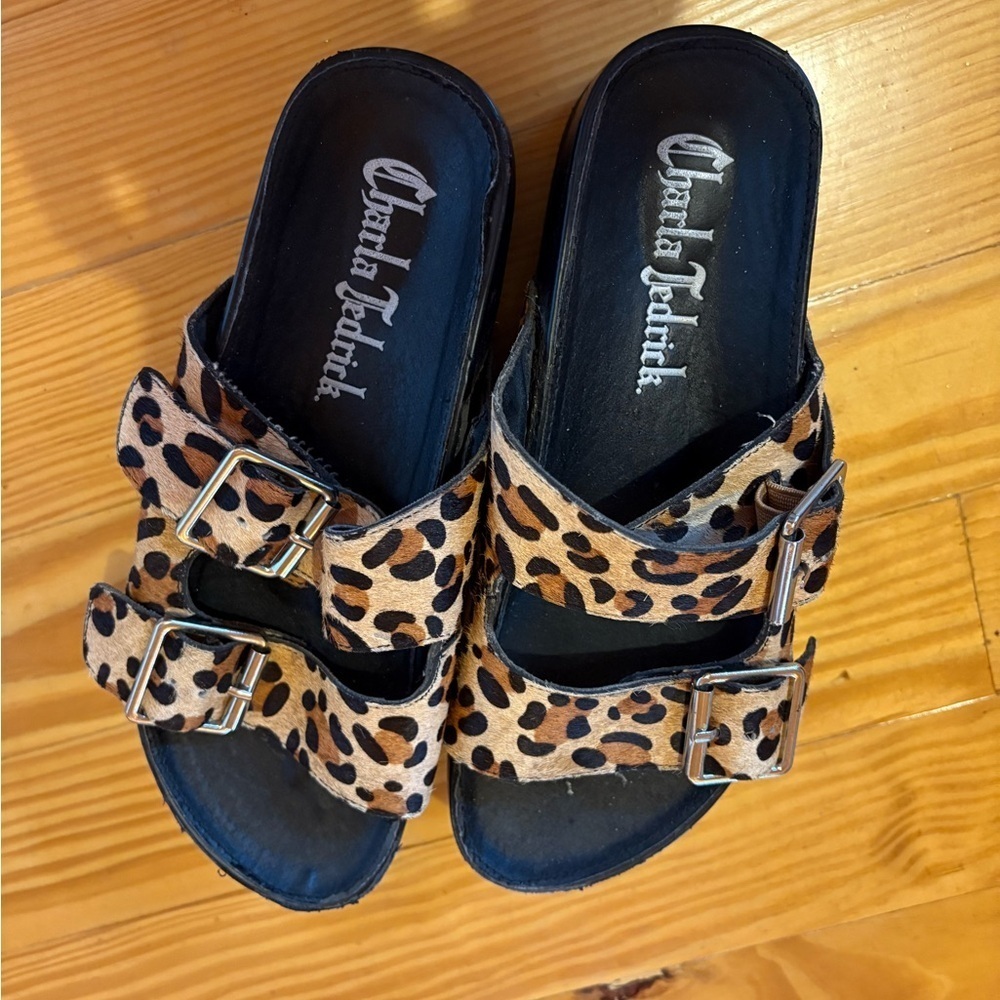 Chic Leopard Print Sandals with Buckle Detail - Picture 2 of 4